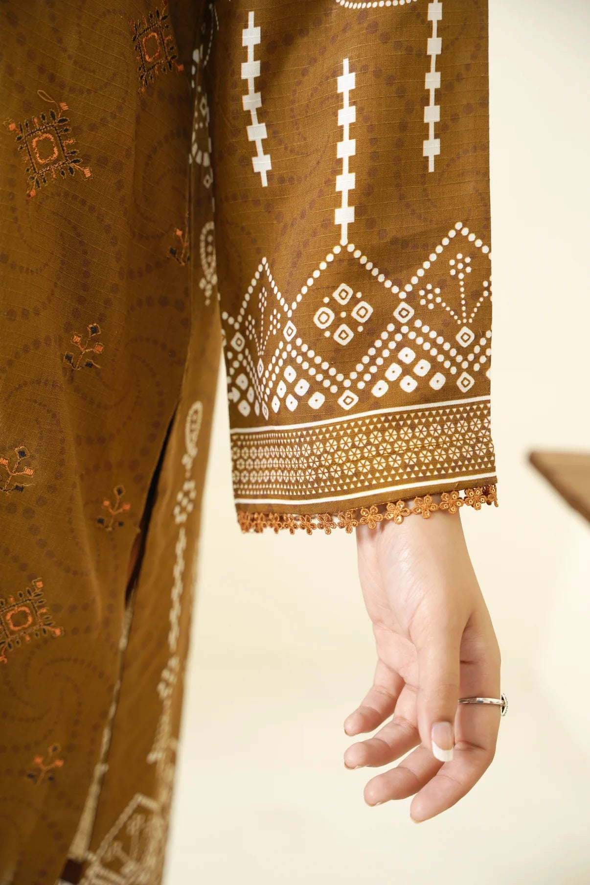 Narm o Nafees By Anaya Noor Embroidered Viscose 3PC D3